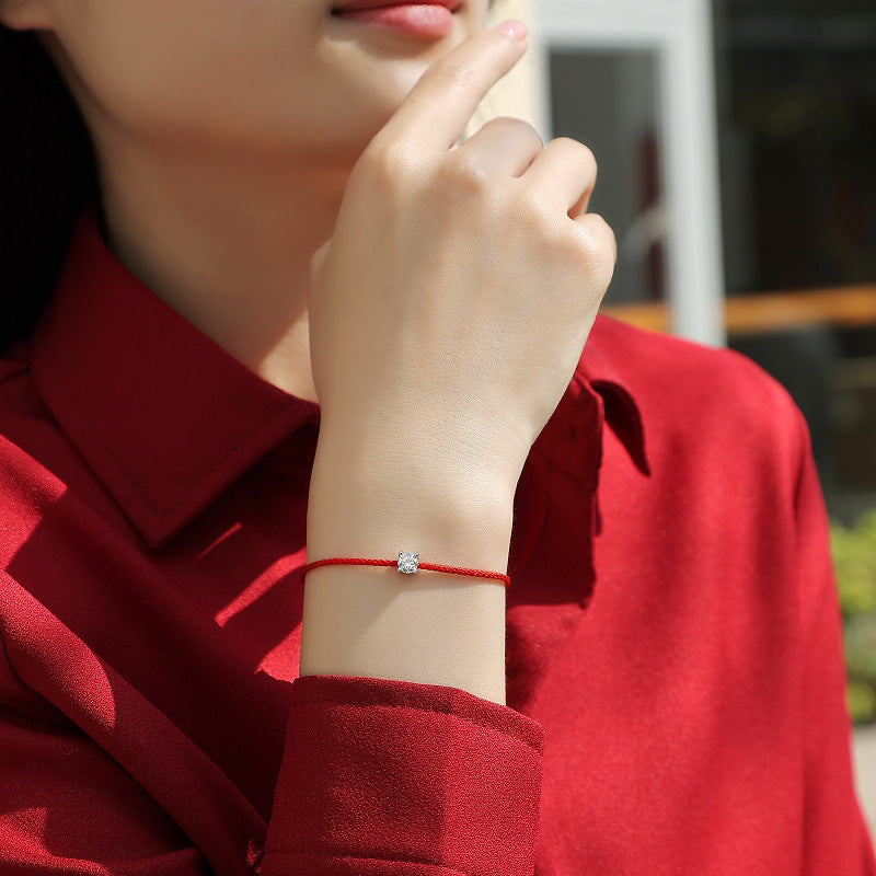 צמיד אדום משובץ באבן 0.5 קראט